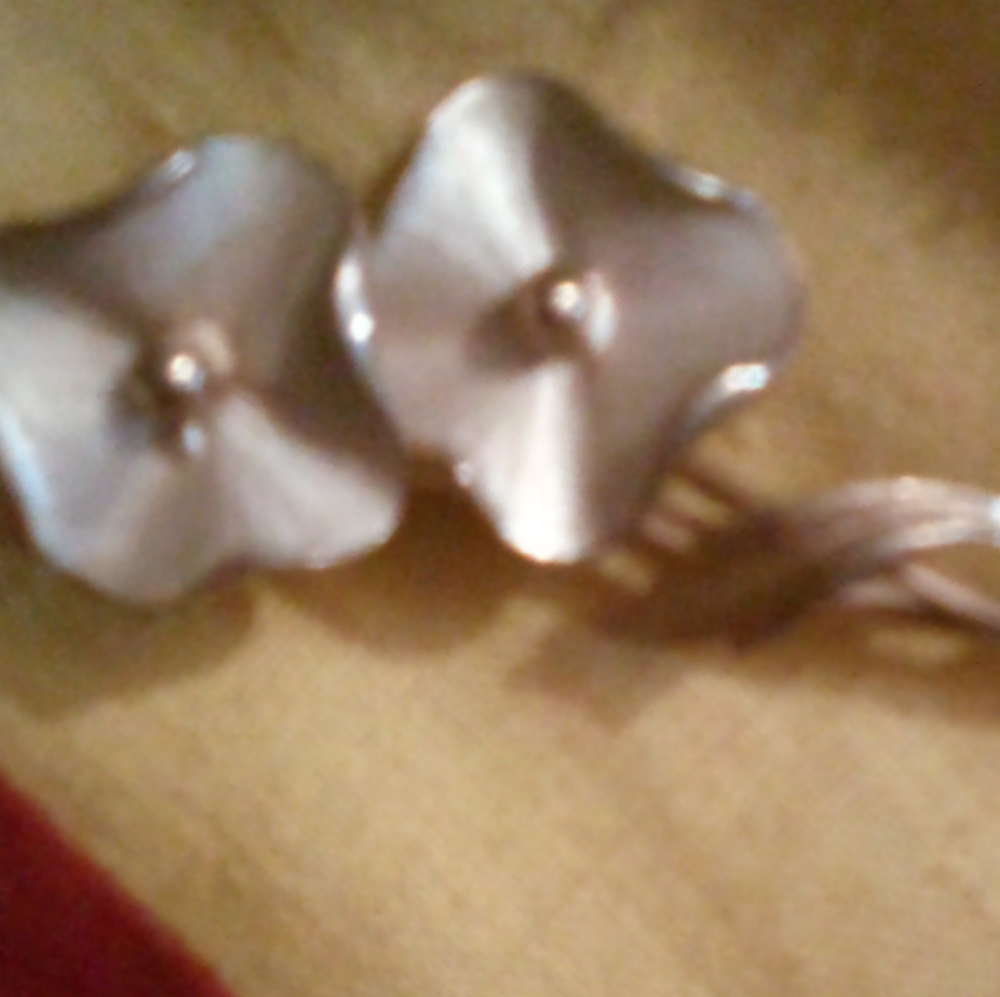 Elegant Gold Flower Brooch